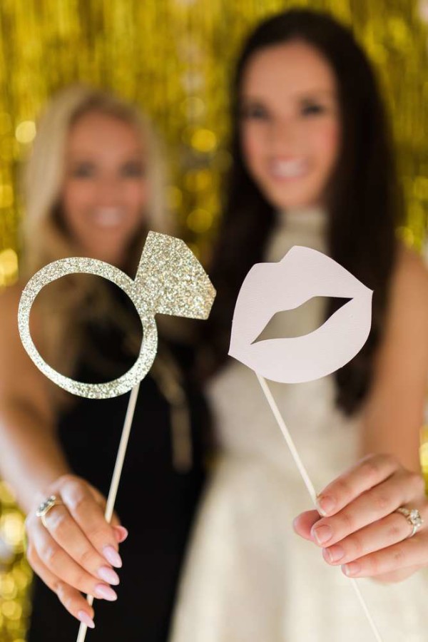 Golden-Glamour-Bridal-Party-Photo-Accessories