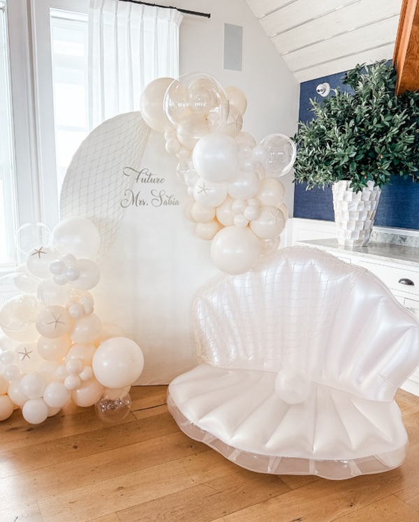 coastal chic decors and seashell seating