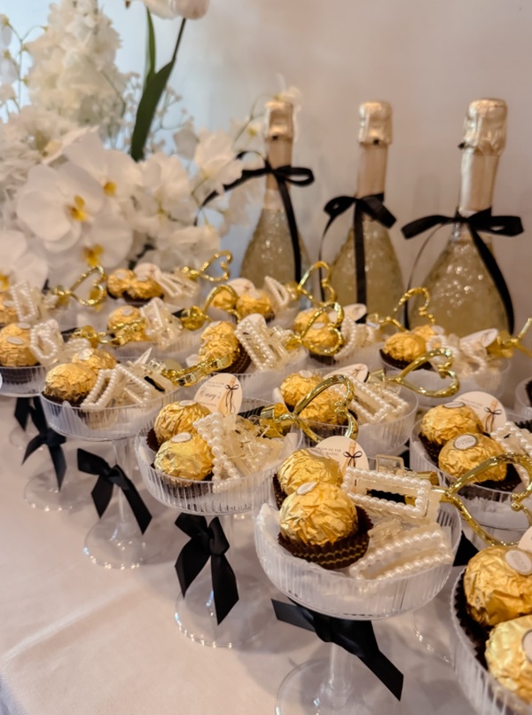 Champagne flute guest favor